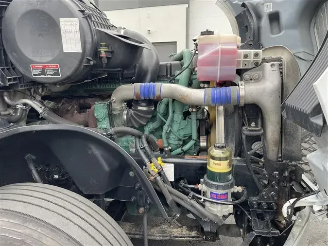 2020 VOLVO VNL760