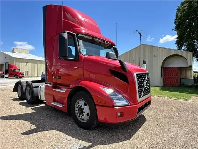 2020 VOLVO VNR64T300