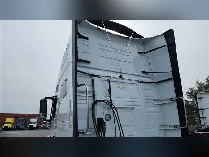 2023 VOLVO VNL760