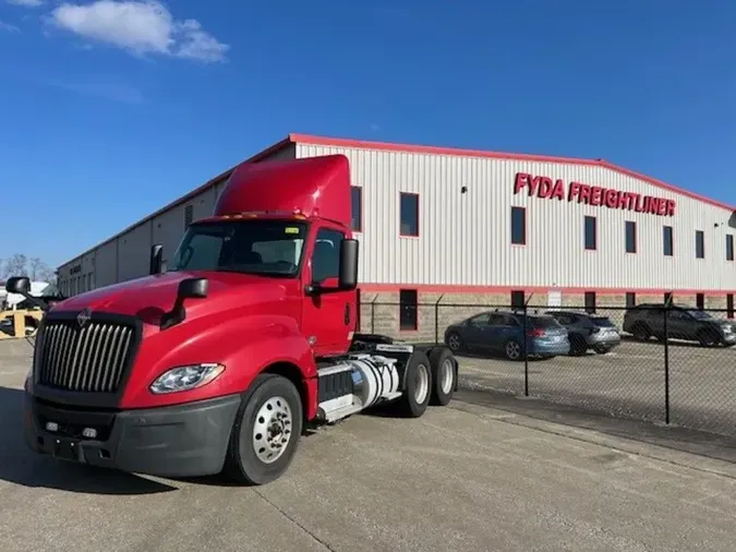 2018 International LT&reg; Series Day Cabcebf5fd12d42cc5e5567815aff2d01b7