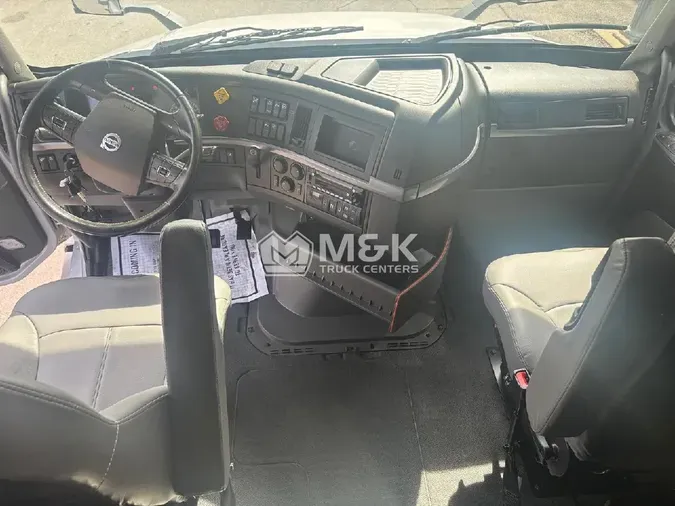 2022 VOLVO VNL64T760