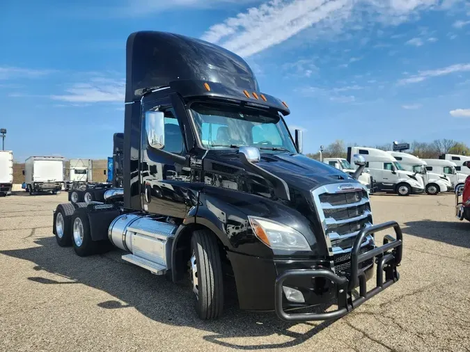 2022 FREIGHTLINER Cascadia 116