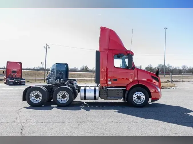 2022 VOLVO VNR64T300