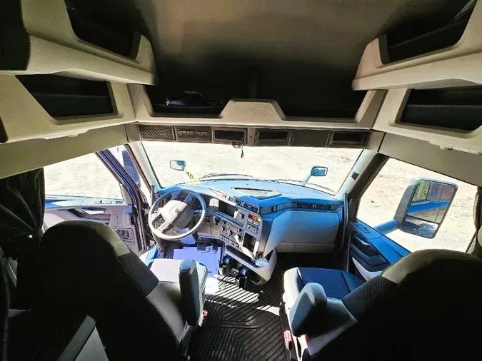 2025 VOLVO VNL64Tv04