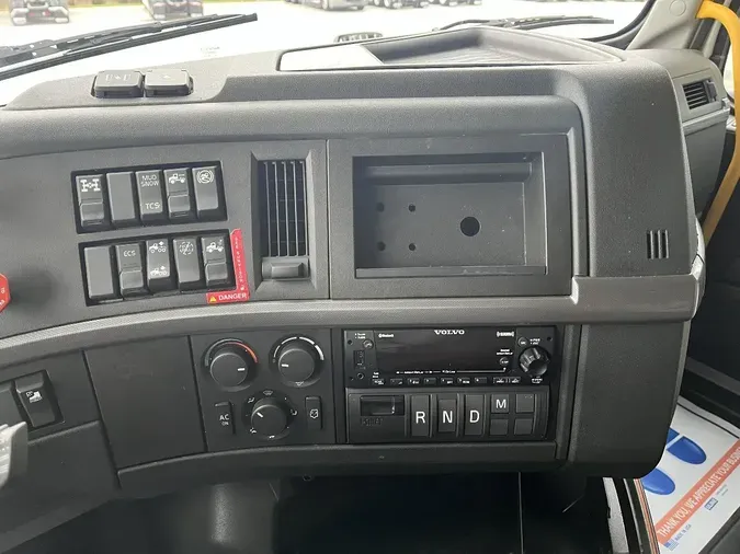 2022 VOLVO VNL64T740