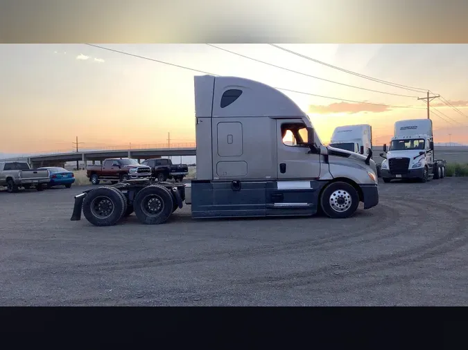2021 Freightliner Cascadia 126
