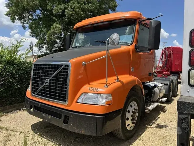 2017 VOLVO VNM64T200