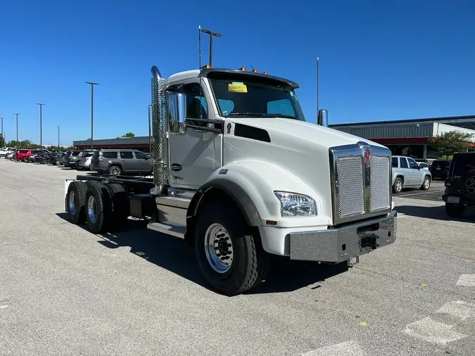 2025 Kenworth T880