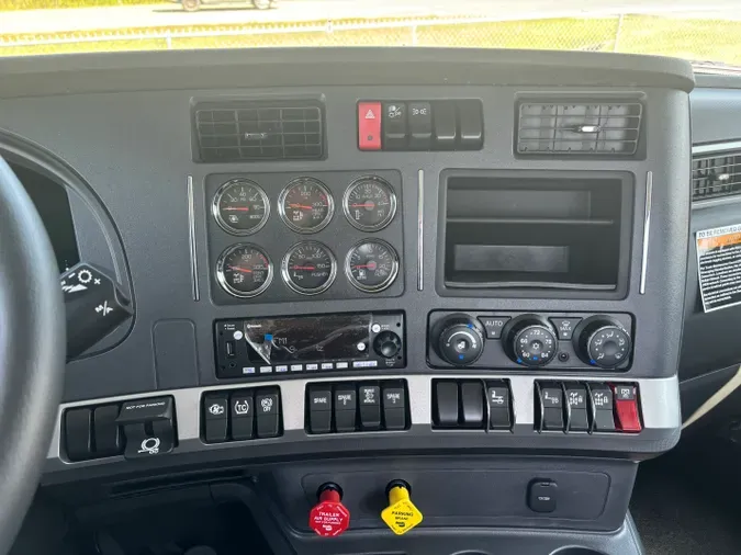 2025 Kenworth T880