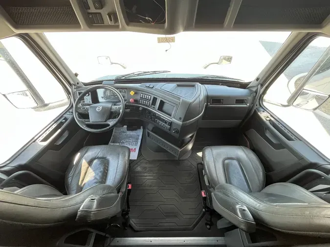 2019 VOLVO VNL860