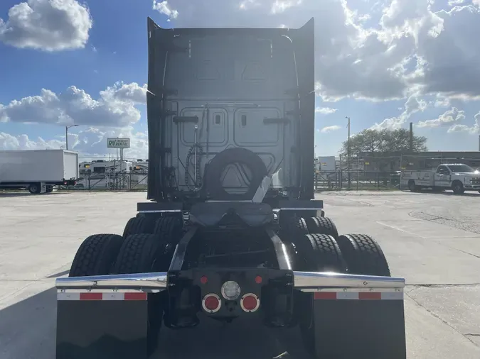 2020 Freightliner Cascadia 126