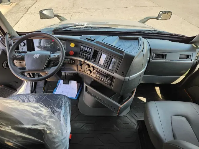 2019 VOLVO VNL64T760