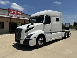 2020 VOLVO VNL64T740