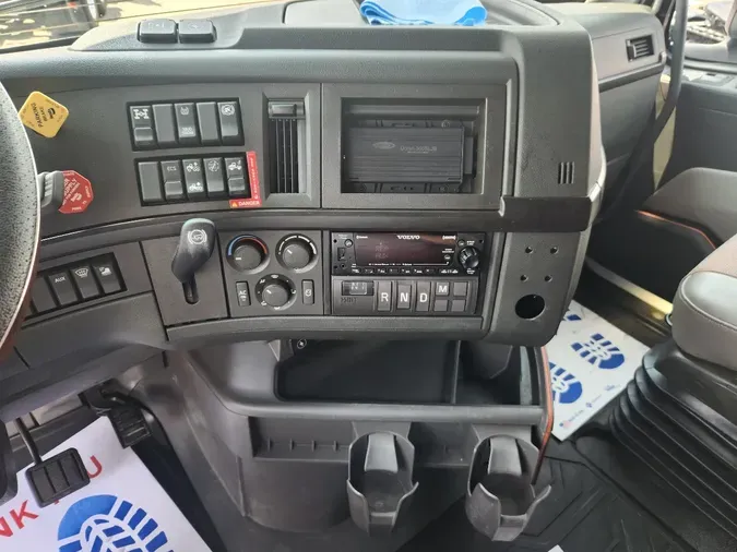 2024 VOLVO VNL64T740