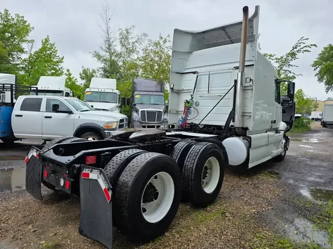 2020 VOLVO VNR64T-640