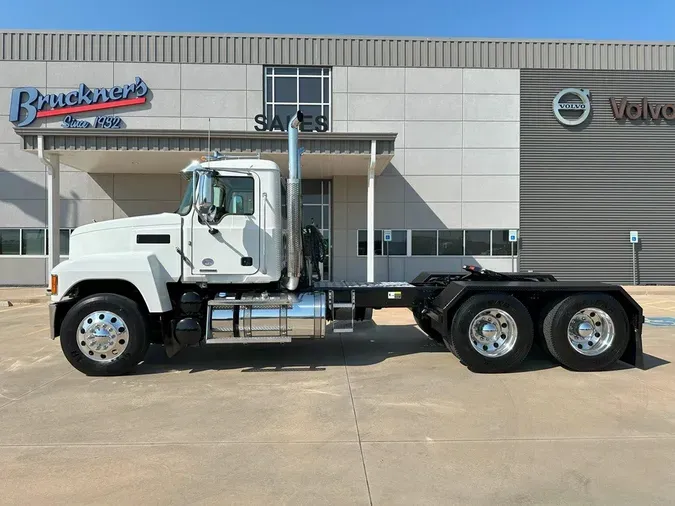 2022 MACK PI64T