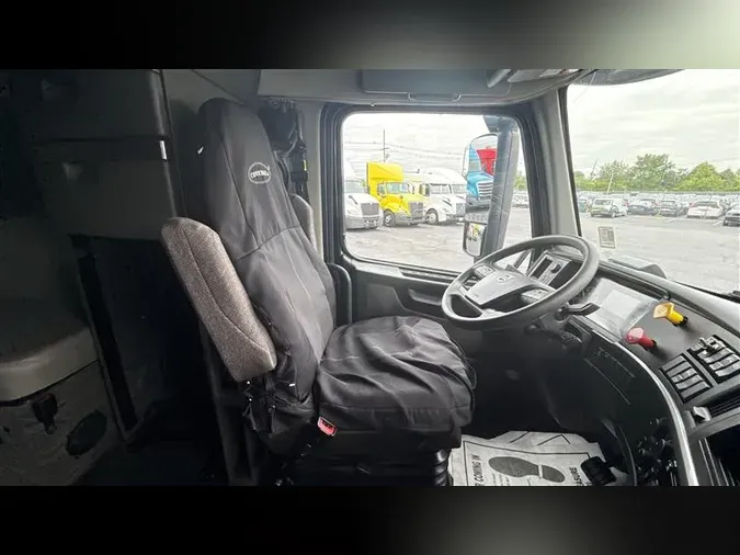 2020 VOLVO VNL860