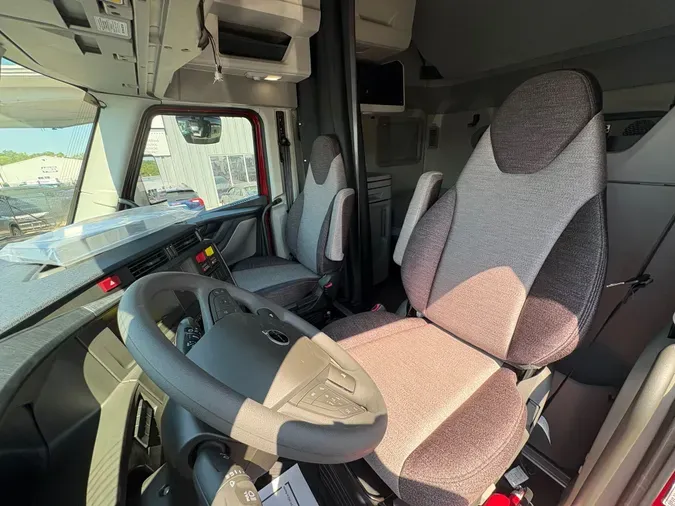 2026 VOLVO TRUCK VNL64TV04