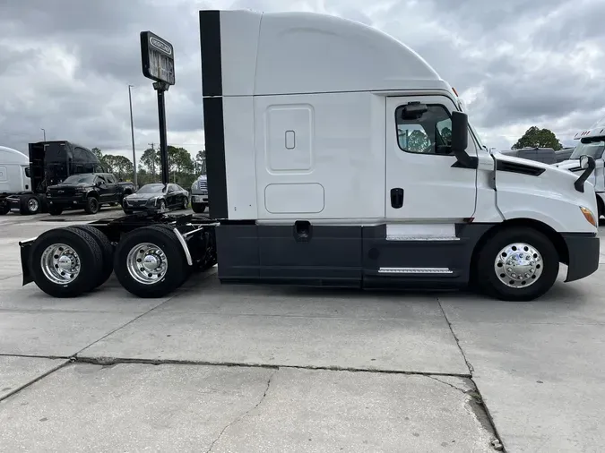 2020 Freightliner Cascadia 126