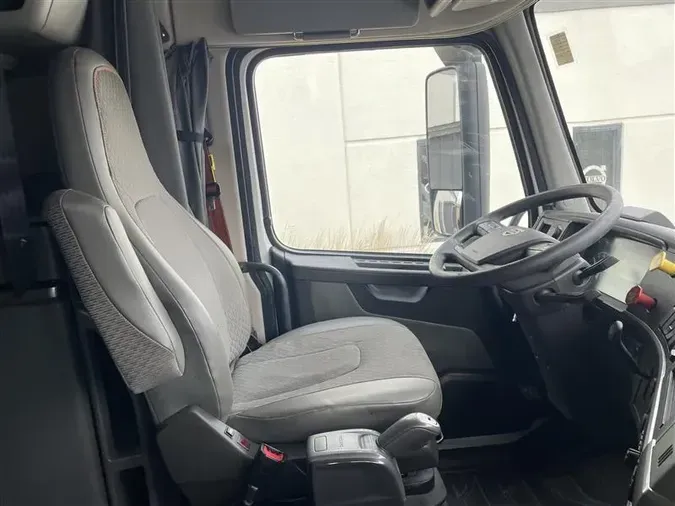 2021 VOLVO VNL64T760