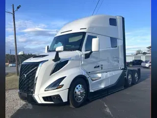 2025 VOLVO VNL64T860