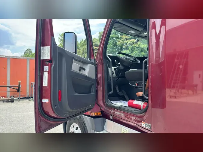 2020 Freightliner Cascadia 126