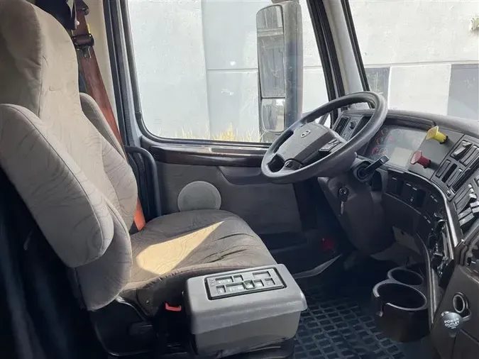 2018 VOLVO VNL730