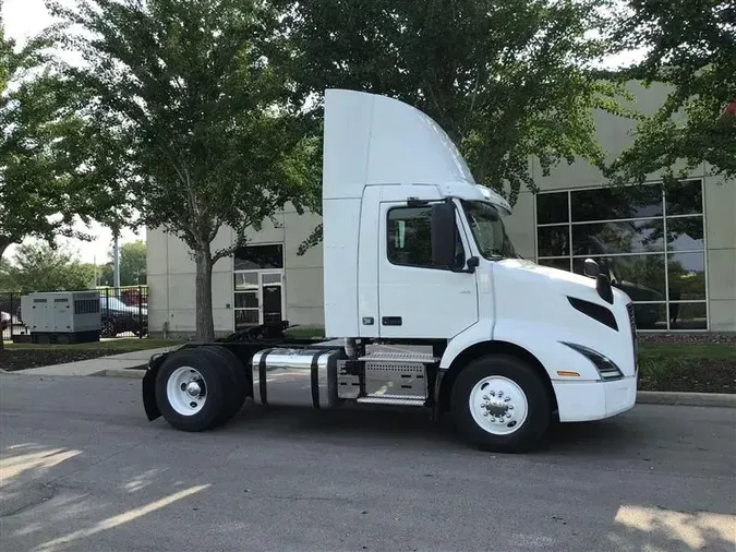 2019 VOLVO VNR300