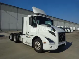 2020 VOLVO VNR64T300