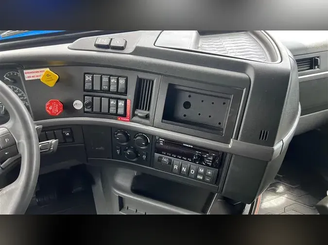 2021 VOLVO VNL760