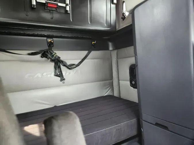 2021 FREIGHTLINER Cascadia 126