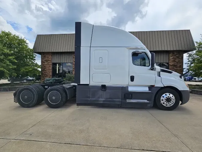 2021 FREIGHTLINER Cascadia 126
