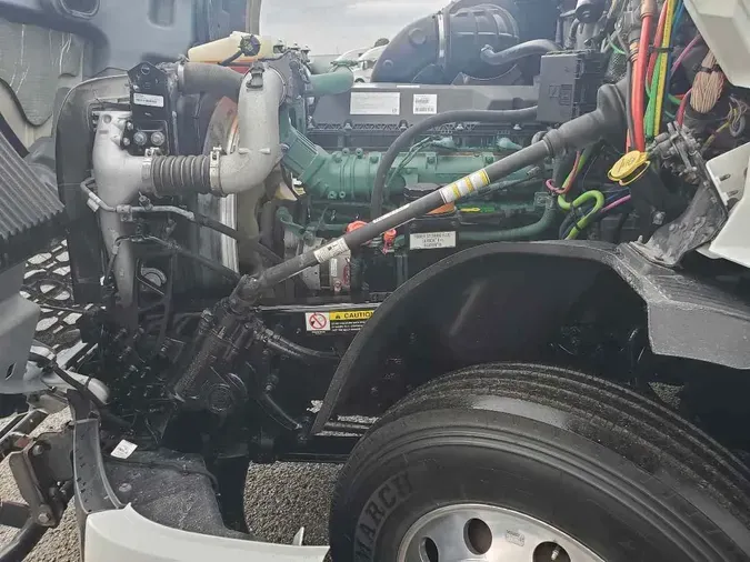 2021 VOLVO VNL64T740