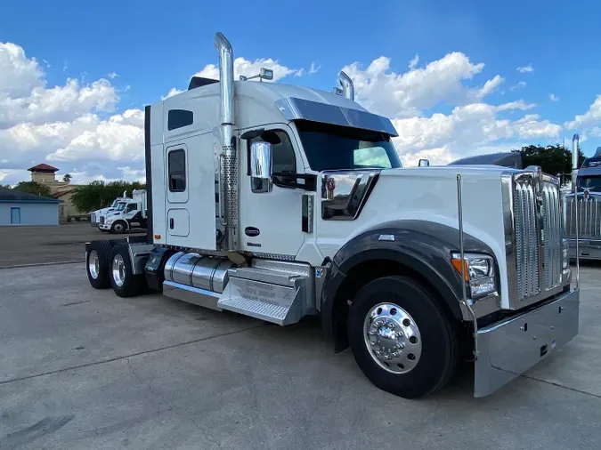 2023 Kenworth W990