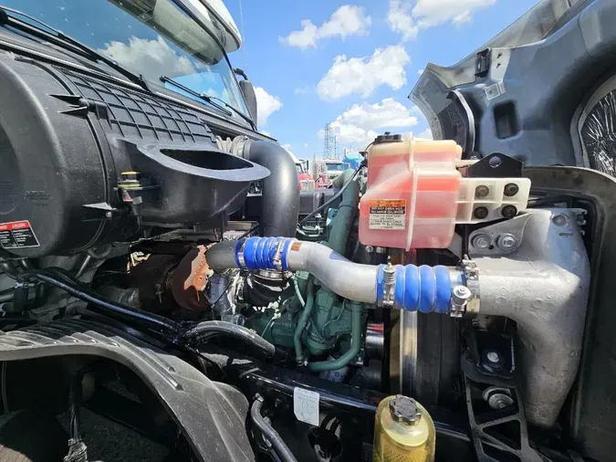 2023 VOLVO VNL64T860