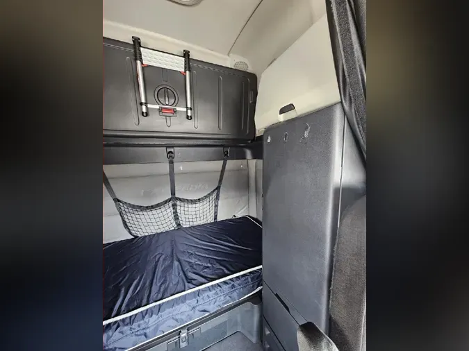 2021 FREIGHTLINER Cascadia 126