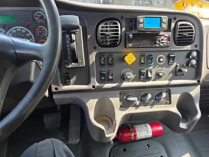 2018 FREIGHTLINER M2 106