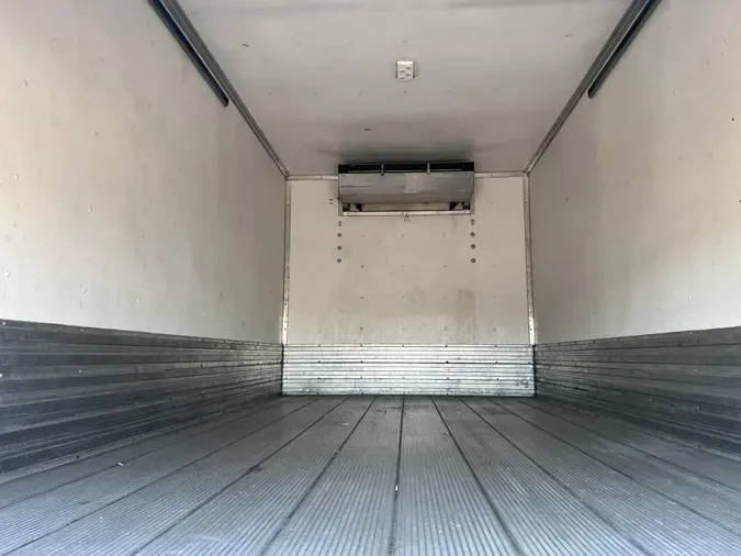 2018 Peterbilt 325