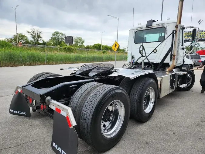2017 MACK CXU613
