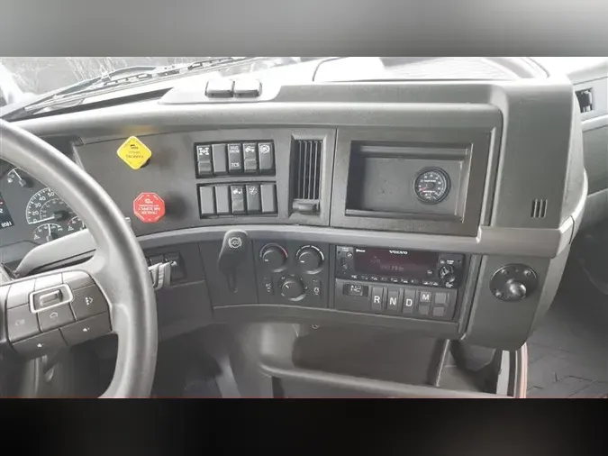2022 VOLVO VNL760