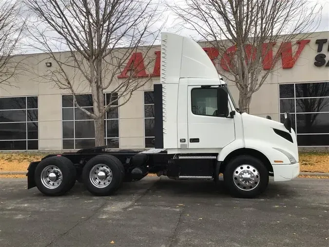 2020 VOLVO VNR64T300