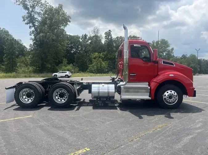 2025 Kenworth T880