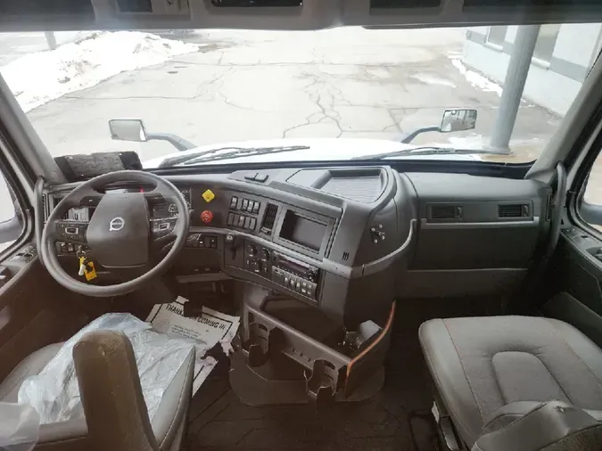 2023 VOLVO VNL64T760
