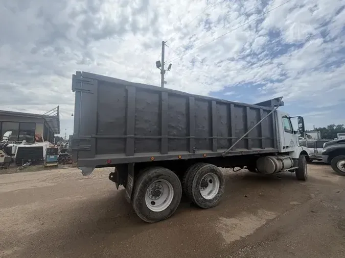 1998 VOLVO VNM64T200