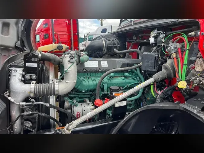 2021 VOLVO VNL760