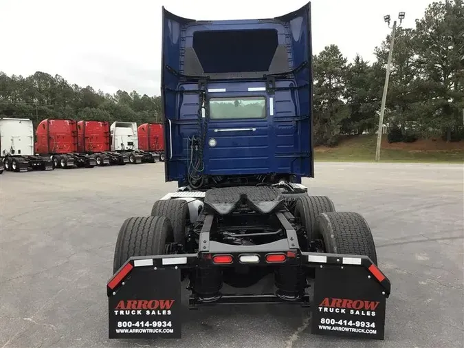 2020 VOLVO VNR300