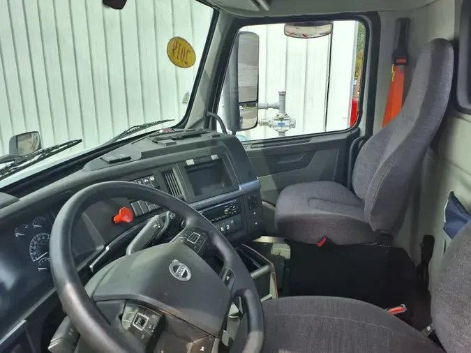 2019 VOLVO VNL64T-300