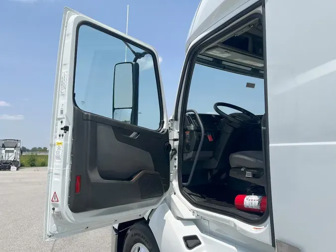 2023 VOLVO VNL860