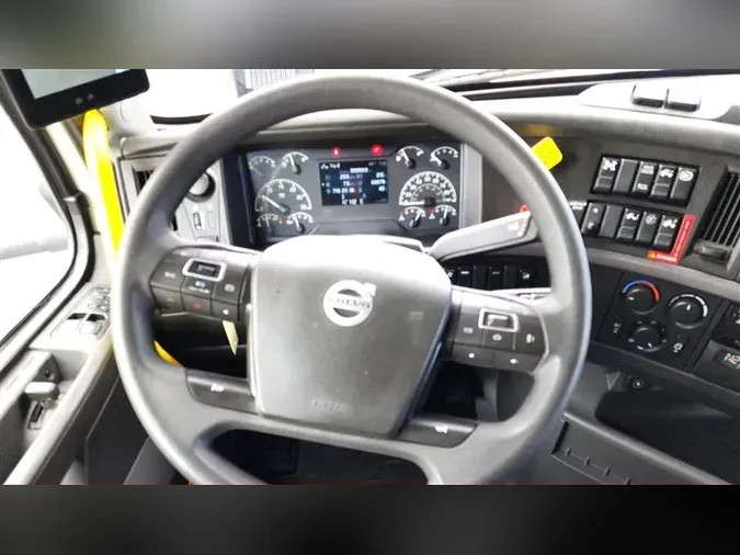 2021 VOLVO VNL740