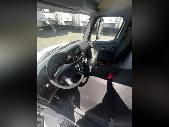 2018 FREIGHTLINER/MERCEDES M2 106